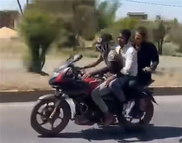 印度3兄弟骑摩托狂飙炫耀 下一秒撞卡车全部身亡
