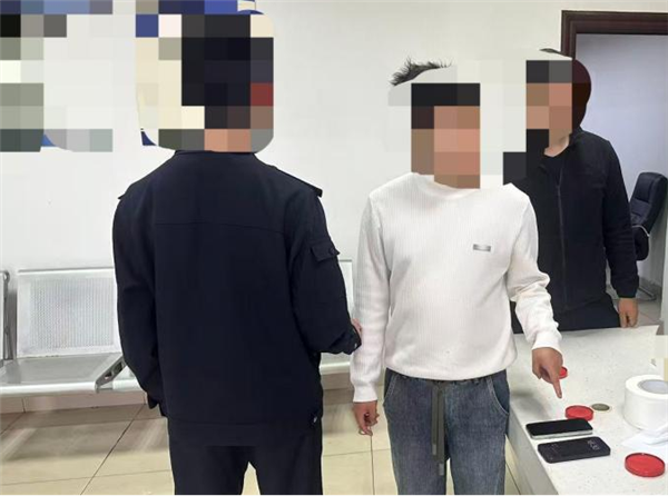 500万粉丝博主虚假摆拍被抓：造谣抓蜈蚣致失明