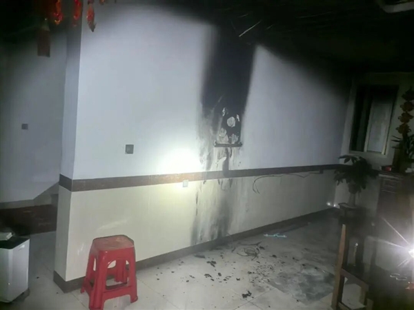 老人深夜追剧 电视机突然起火