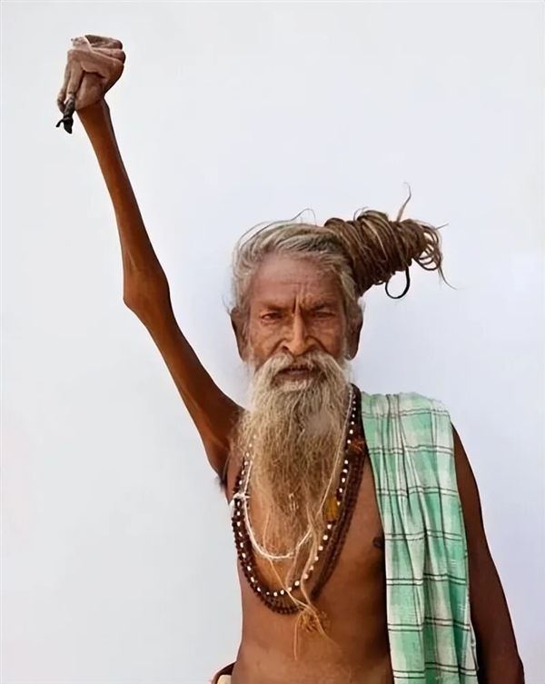 不躺也不坐一直站5年！印度男子坚持站立修行 双腿肿胀变黑仍不放弃