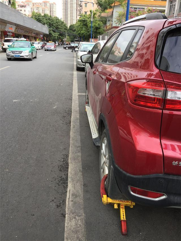 路边的停车位 到底该不该交钱？