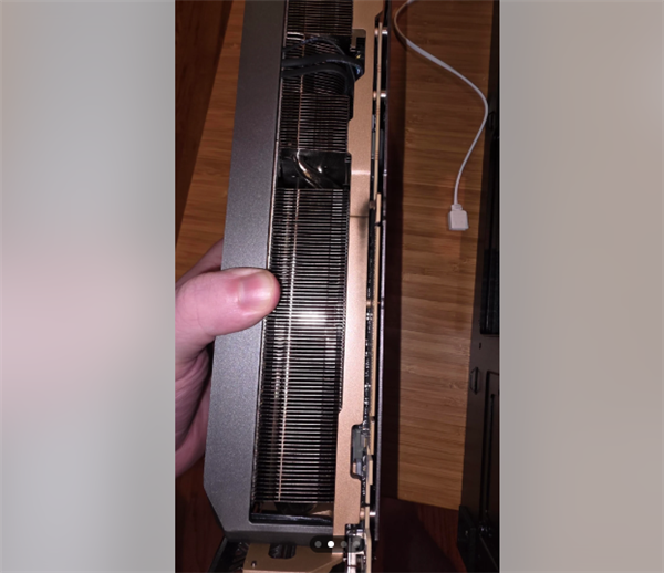 离谱!RTX 5090玩游戏五分钟后炸冒烟了