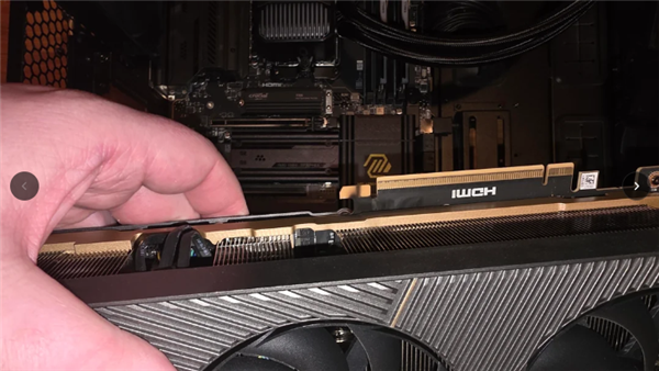 离谱！RTX 5090玩游戏五分钟后炸冒烟了