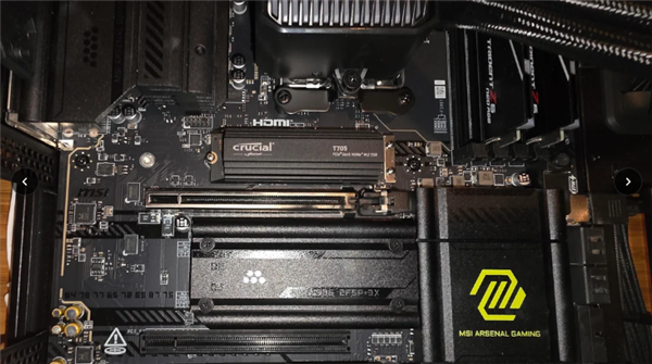 离谱!RTX 5090玩游戏五分钟后炸冒烟了