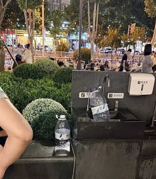 胖东来将大量占用直饮水列为不文明行为：员工规范制止产生无效投诉 将不予支持