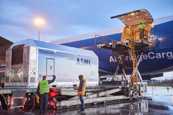 落后22年！瑞银报告：中国EUV技术仅相当于ASML 2004年水平、十年内都追不上
