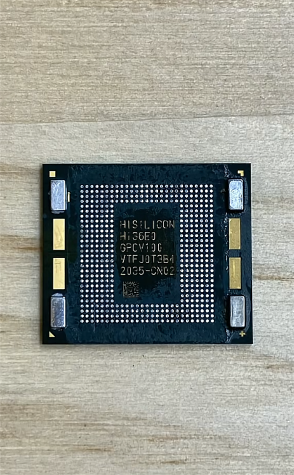 华为Mate XT 2全网首拆!首款韬定律芯片麒麟9050 Pro现真身 神秘数字2035又出现了