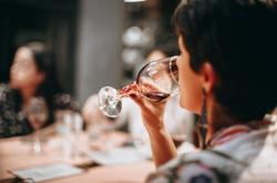母乳喂养时饮酒安全吗？专家为您解读