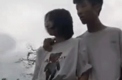 男女站铁轨边拍小视频 被火车风力掀倒