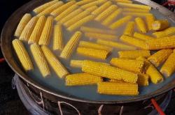 为什么外面买的煮玉米比自己煮的好吃？有可能是加了这个…