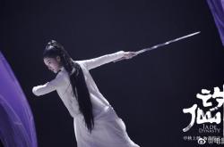 电影《诛仙》曝终极海报：张小凡手持烧火棍
