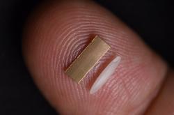 Intel EMIB桥接芯片比米粒还小：已用于近100万台设备