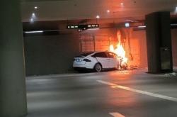 特斯拉Model X被曝“失控”加速撞墙起火 副驾车主当场身亡