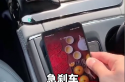 网友爆料在自家蔚来汽车上无线充电 急刹车手机撞碎了中控屏