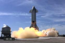 太空探索公司SpaceX的星际飞船原型SN10着陆后发生爆炸