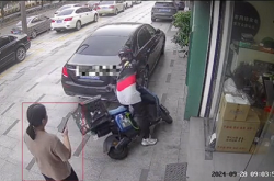 外卖小哥误撞奔驰车 车主大气免赔偿：笑称结婚时叫我