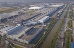 特斯拉上海超级工厂第300万辆整车下线：中国造供应全球半数市场