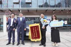 死死顶住失控车辆挽救太多家庭！广汽埃安现场赠送“白车侠”新车霸王龙