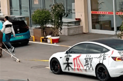 车主用牛拉特斯拉上路维权，因为9.9万买的二手无法充电 