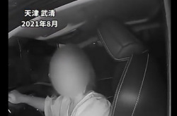 2人同桌饮酒分开后警车内又碰面：一个酒驾 一个醉驾