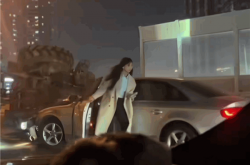 奥迪A4L高架上撞翻农用车！肇事美女司机莫名火了