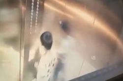 画面惊险！男孩坐电梯时对着操作箱撒尿：导致线路瞬间起火