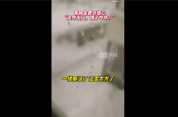 通辽市民早起发现积雪堆到二楼：破70年纪录的雪直接让一楼“消失”