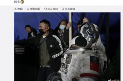 吴京首曝《流浪地球2》片场照：空间站宇航服抢眼