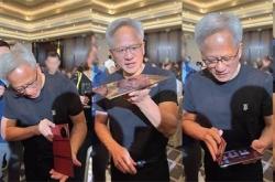 黄仁勋上手华为三折叠：不可思议 非常适合我