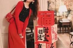 31岁章泽天晒红色套装新年美照 幸福笑容似少女