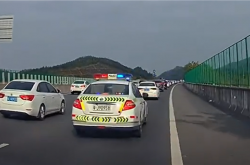 当着警车的面走应急车道：不出意料被拦