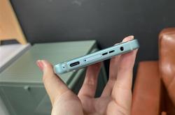蛇年第一款Ultra惊现3.5mm耳机孔！华硕Zenfone 12 Ultra图赏