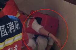互联网迷惑行为：女生一小时两度上演“卡凳杀”