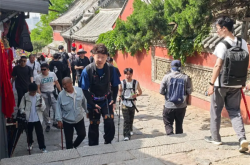 登山战神！游客花80元体验3小时租腿登泰山
