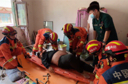 不能太胖了！300斤男子突发心脏病却无法通过楼梯 吊车悬空救人