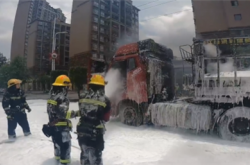 装了18吨电池 货车突然起火！灭火泡沫如同下了场大雪
