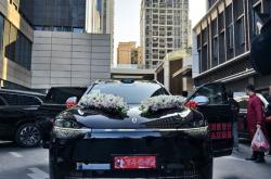1000万以内最好的SUV！问界M9当婚车：尾灯大红双喜应景