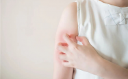 没伤口却疼得像针扎 揭秘皮肤突发刺痛的常见诱因