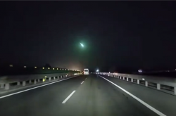 北方多地夜空现不明发光飞行物：不排除人造物体坠落