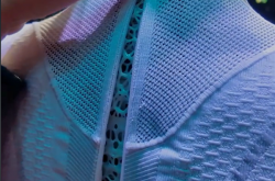 小鹏Iron机器人走路被质疑是真人 里面还穿着内裤！何小鹏脱衣展示