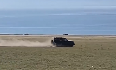 驾驶坦克300在赛里木湖景区草地漂移 当事人致歉：已被处罚