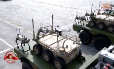 机器狼亮相九三阅兵：最多负重20公斤 30秒极速换电池