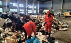 为帮游客找儿童手表 环卫工4小时翻8吨垃圾 大同城管回应