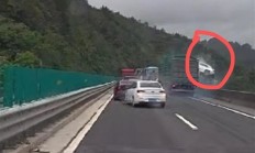 高速上小轿车被卡车撞至半空后坠桥 官方通报：系五车追尾事故 致1死1伤