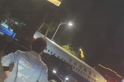 男子拍到武汉街头出现飞机 官方回应：系旧机拆解转运