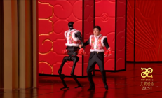 元宵晚会撒贝宁整活 模仿人形机器人老太太步伐