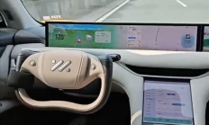 智己汽车高速上自动驾驶 司机放倒后排座椅盖被子睡觉