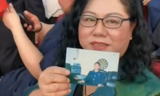 王伟遗孀带着王伟照片现场观礼：81192 歼20S你看到了吗