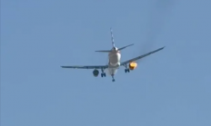 美国航空公司一客机起飞后发动机起火 现场视频曝光