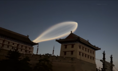 西安上空不明飞行物有长拖尾 专业人士揭秘：实为火箭云